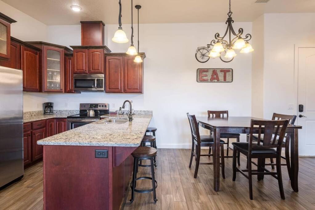 Luxury Downtown Rental - La Dolce Vita Villa #4 Moab Bagian luar foto